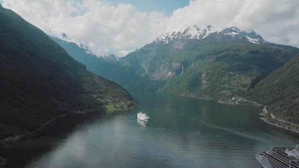 Noorwegen Cruiseschip Fjord Drone Schot — Stockvideo