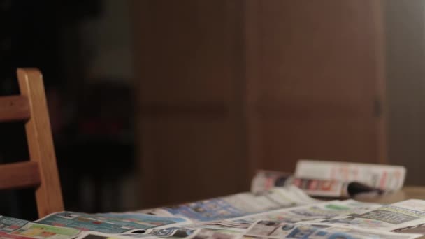 Uma Pessoa Colocando Abóbora Mesa Coberta Com Jornais Close Shot — Vídeo de Stock
