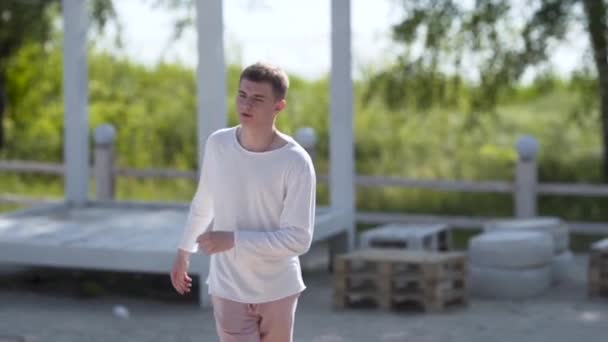Підліток Який Насолоджується Своїм Вільним Літом Бавиться Фрісбі Своїми Подружніми — стокове відео