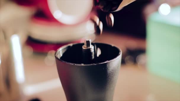 Αργή Κίνηση Πτώση Κόκκων Καφέ Στο Χέρι Μύλος Hario — Αρχείο Βίντεο