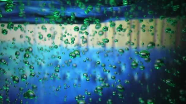 Macro Gran Botella Desinfectante Manos Fondo Colorido Las Luces Debajo — Vídeo de stock