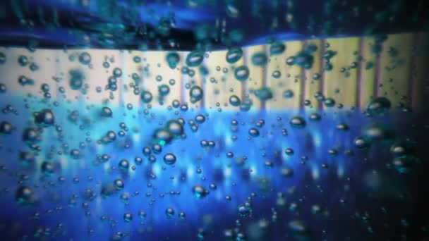 Vergroot Zicht Luchtbellen Grote Fles Van Hand Sanitizer Als Achtergrond — Stockvideo