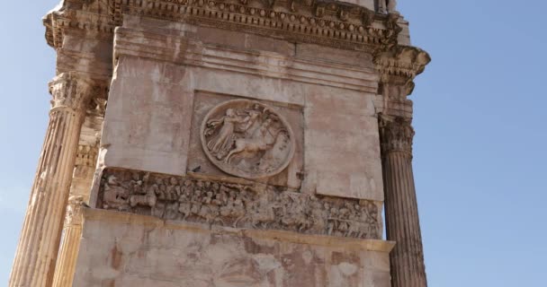 歴史的なデザインのアイコンが戦争の物語を伝える古代ローマの壁の塔のための静的な近いショット — ストック動画