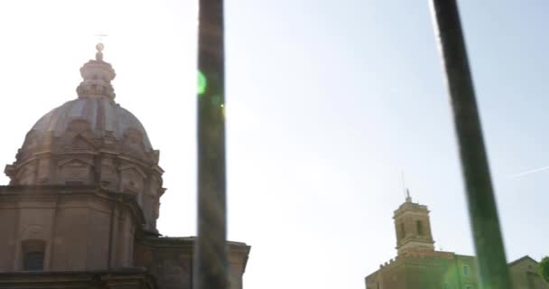 Pancéřové Záběry Pro Stavbu Kostela Sluneční Erupcí Pozadí Proti Kovovým — Stock video