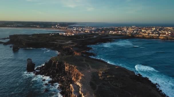 Hladký Letecký Pohled Tatínkův Útes Slunečného Zlatého Rána Portugalském Peniche — Stock video