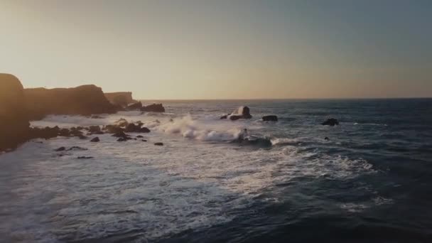 Сила Природы Показана Невероятной Мухе Над Видом Над Океаном — стоковое видео