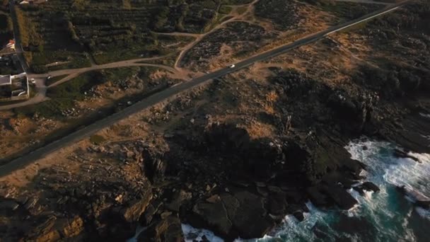 Impresionante Vista Aérea Cinematográfica Después Coche Movimiento Través Carretera Costera — Vídeo de stock