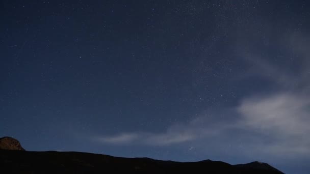 長時間露光草原の丘の上の星の上に続く覆われてのタイムラプスショット — ストック動画