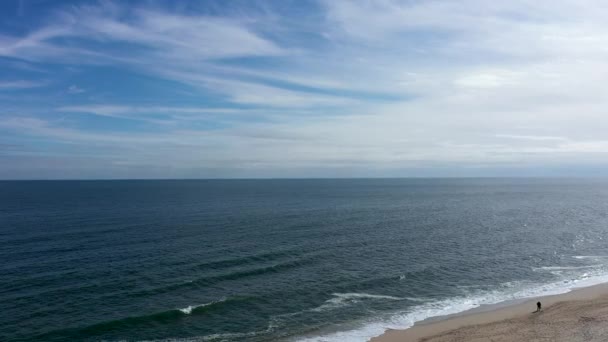 Plano Aéreo Lento Con Vistas Mar Sobre Una Playa Con — Vídeos de Stock