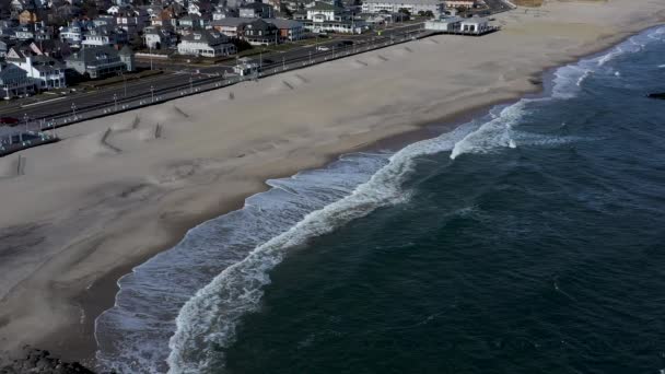 Luftaufnahmen Die Eine Malerische Strandstadt Vom Ozean Aus Zeigen Schöner — Stockvideo