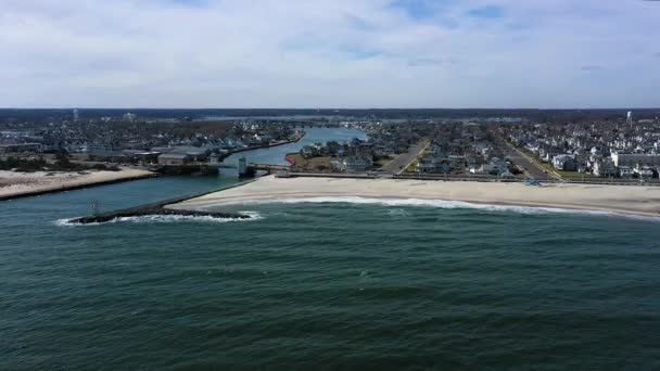 Luchtvlucht Naar Het Strand Een Schilderachtige Badplaats Een Warme Zonnige — Stockvideo