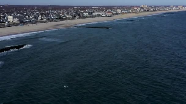 在一个温暖的日子里 从大海飞到一个奇特的海滨度假胜地的海滩上 — 图库视频影像