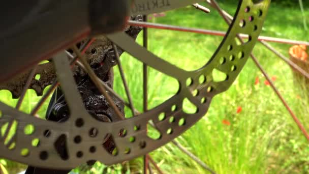 Primer Plano Freno Disco Bicicleta Girando Deteniéndose — Vídeos de Stock