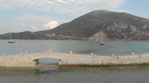 Apedreado Puente Carretera Tradicional Mar Gente Caminando Velero Flotando Fondo — Vídeos de Stock
