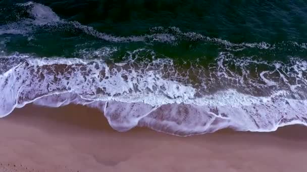 Powoli Górę Przechylając Kinematograficzny Strzał Powietrza Porusza Się Fal Plaży — Wideo stockowe