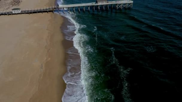 Filmische Luftaufnahme Entlang Der Strandkante Des Ozeans Die Sich Neigt — Stockvideo