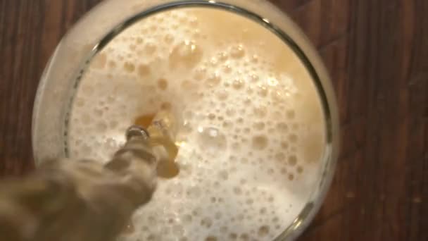 Налить Пиво Стакан Замедленном Движении — стоковое видео