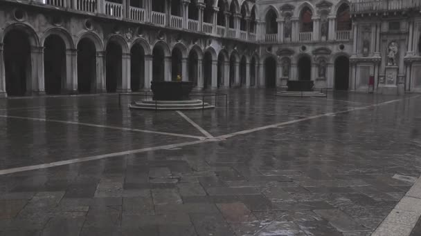 阴雨天 向威尼斯空荡荡的杜吉宫院落开了一枪 动作十分缓慢 — 图库视频影像