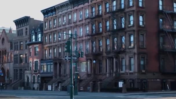 Pan Rua Curta Harlem New York City Vistas Edifícios Brownstone — Vídeo de Stock