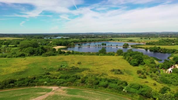 Luftbild Der Englischen Landschaft Mit Stausee Sonnigem Blauem Tag — Stockvideo