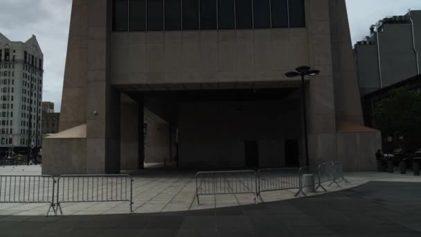 倾斜在哈莱姆纽约市的残忍的亚当 克莱顿 鲍威尔大楼上 — 图库视频影像