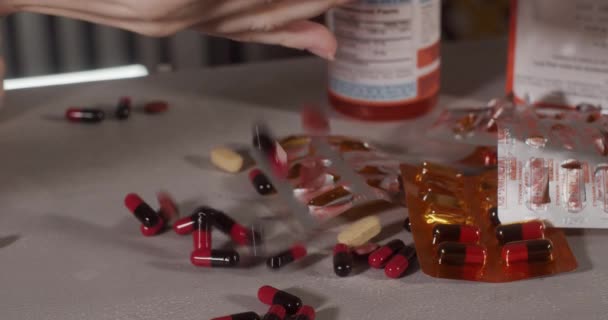 Atirar Comprimidos Para Mesa Fora Caixa — Vídeo de Stock