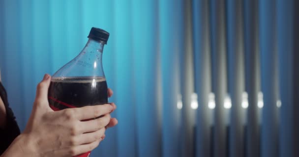 Lány Egy Coca Cola Pepsi Hoz Hasonló Üveget Nyit — Stock videók