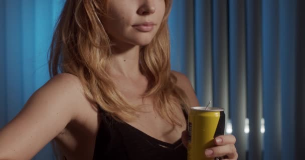 女孩正在喝黄罐里的果汁饮料 — 图库视频影像