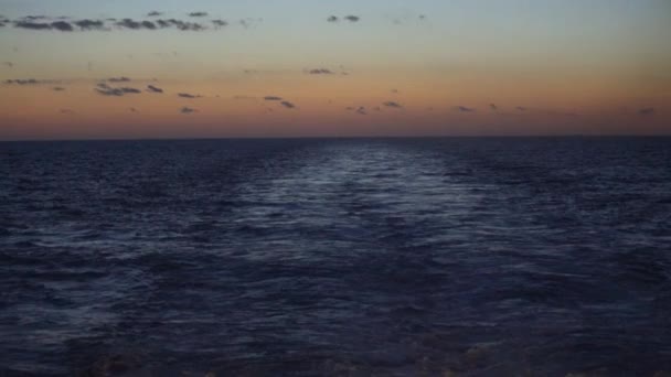 Geminin Izinin Akşam Görüntüsü Mavi Okyanustaki Yolu Gökyüzündeki Güzel Renkler — Stok video