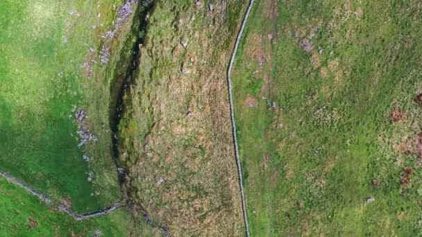 Luchtfoto Naar Beneden Zicht Een Klif Deel Van Hadrians Muur — Stockvideo