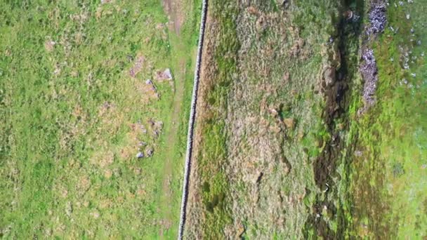 英国湖区一段哈里丹城墙的自上而下的升降镜头 — 图库视频影像