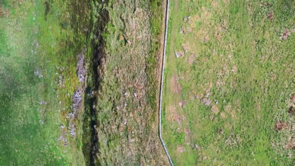 Hadrian Duvarının Bir Bölümünün Kuşbakışı Görüntüsü Bulutlar Çekimde — Stok video