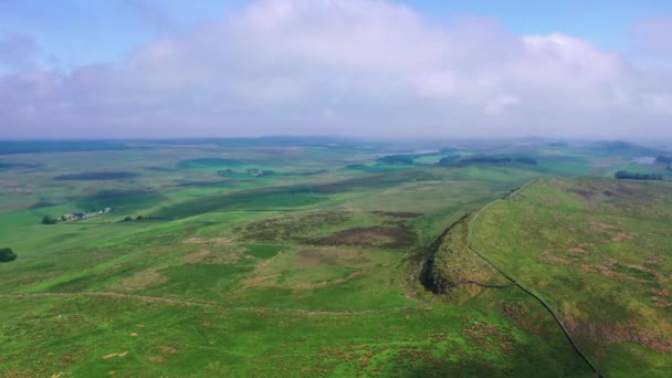 Flygfoto Den Engelska Landsbygden Med Hadrians Vägg Ljus Dag — Stockvideo