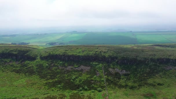 Flygspårning Skjuten Längs Klippa Del Hadrians Wall Ljus Dag — Stockvideo