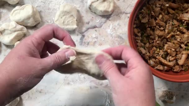 通过准备和伸展面团和用肉填饱肚子来做蒸包 — 图库视频影像