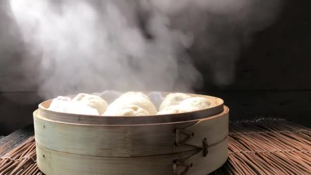 Seitenansicht Der Freilegung Deckel Von Gekochten Gedämpften Brötchen Zeigt Aufsteigenden — Stockvideo