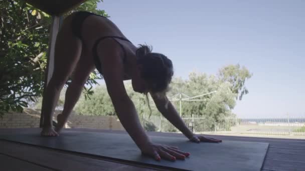 Beruhigendes Yoga Fließt Wunderschöner Hinterhofkulisse — Stockvideo