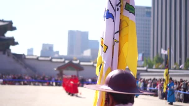 Zpomalený Pohyb Královskou Stráží Vlajkou Během Tradičního Obřadu Gyeongbokgung — Stock video