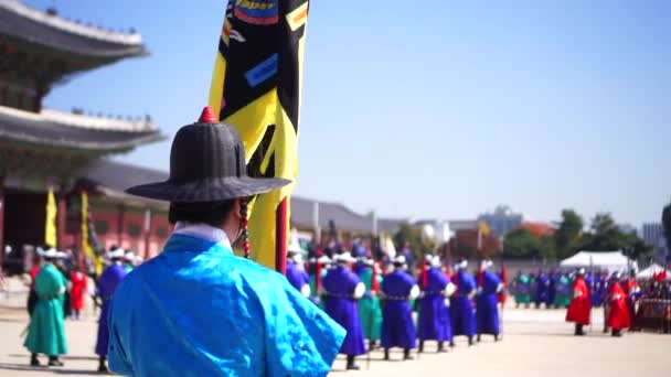 Lambat Gerak Penjaga Kerajaan Memegang Bendera Istana Gyeongbokgung — Stok Video