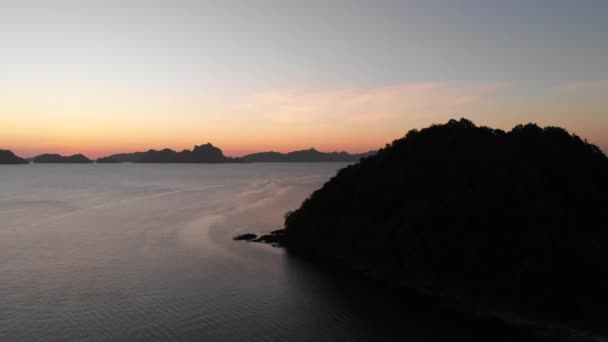 Silhouette Coastal Mountains Calm Sea Coast Sunset Nido Palawan Philippines — Stock Video