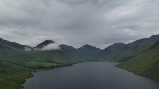 Tiro Aéreo Lago Rodeado Por Montanhas Com Nuvens Baixas Verão — Vídeo de Stock