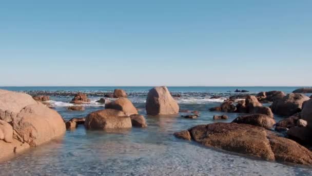 Timelapse Des Vagues Sur Une Plage Avec Grands Rochers — Video