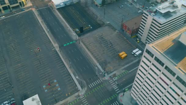 丹佛市中心空旷的街道和停车场上的空中照片是由于科罗纳病毒造成的 全球大流行病 — 图库视频影像