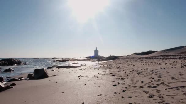 Vue Grand Angle Une Plage Parsemée Petits Rochers Phare Loin — Video