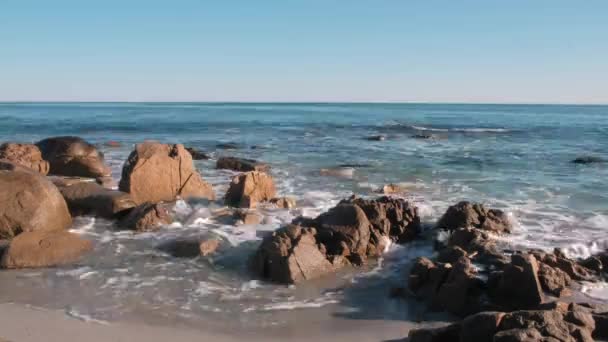 波が海岸の岩を突き破る時が来た — ストック動画