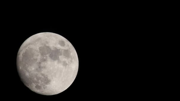 보름달 하늘을 배경으로 프레임의 아래에서 프레임의 중앙을 움직이고 아래에 크레이터들 — 비디오