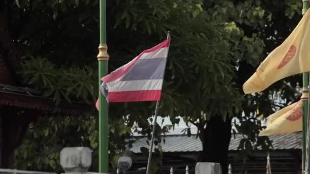 Thailand Flagge Weht Zeitlupe Vor Buddhistischem Tempel 120 Fps — Stockvideo