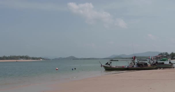 Αλιευτικά Σκάφη Μια Παραλία Στην Ταϊλάνδη Takua Μια Ωραία Ηλιόλουστη — Αρχείο Βίντεο
