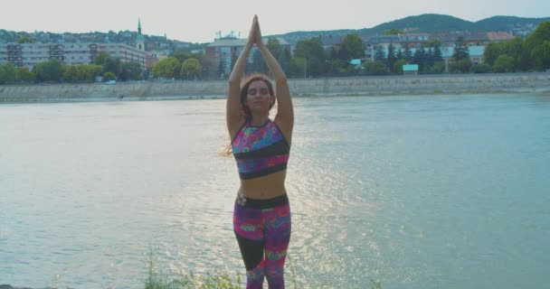 Attraktiv Atletisk Kvinna Gör Yoga Naturen Vid Floden Gör Träd — Stockvideo