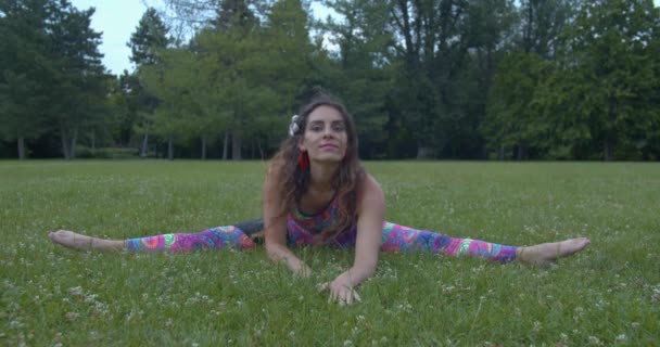 年轻成年女性在草场上做瑜伽 做广角座位前弯 慢动作 — 图库视频影像